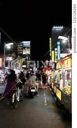 台灣高雄市六合夜市的熱鬧景象 116126264