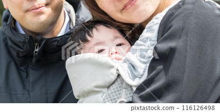 【寶寶和父母一起參拜神社】 116126498