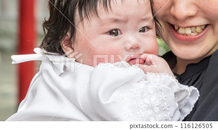 [Mother and baby visiting shrine and red torii gate] 116126505