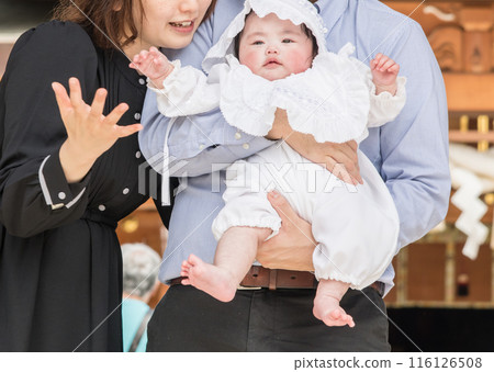 [Parents and baby visiting the shrine] 116126508
