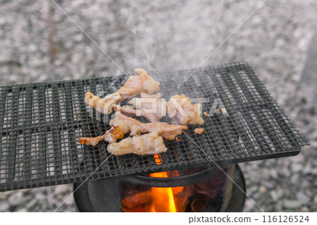 [Solo camping at the auto campground Grilling white offal on a net]　 116126524