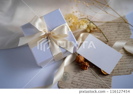 Add a card to your gift 116127454