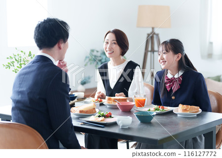 Family eating breakfast: girl and parents 116127772