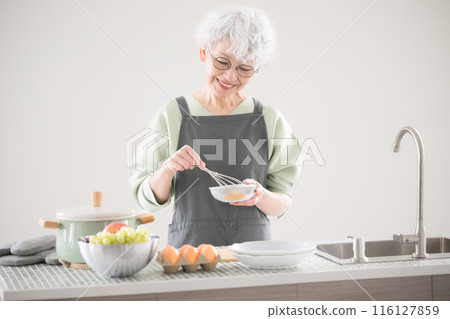 烹調在廚房裡的資深婦女 116127859