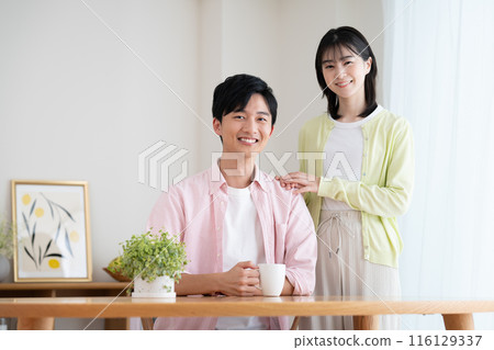 年輕夫婦在一所新房子裡 116129337