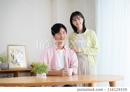 年輕夫婦在一所新房子裡 116129339