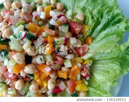 Italian diced chickpeas and vegetables (chickpeas, cucumber, pepper, tomato, radish, red onion, etc.) Italian diced chickpeas and vegetables (chickpeas, cucumber, pepper, tomato, radish, red onion, etc.) 116129521