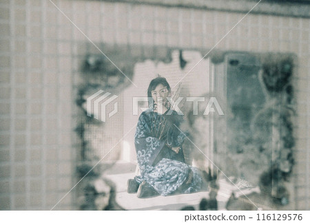 透過鏡子回頭看的女人 透過鏡子回頭看的女人 116129576