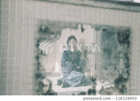 Woman looking back in the mirror 116129950