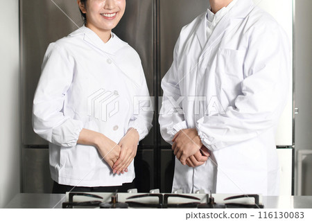 在食品工廠工作的亞洲男性和女性廚師 116130083