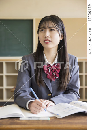在課堂上上課的女學生 116130139