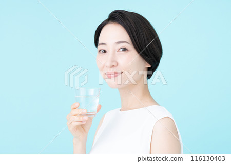 一個年輕的女人喝礦泉水 116130403
