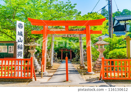 島根城山稻荷神社參道上的鳥居 島根城山稻荷神社參道上的鳥居 116130612