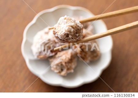 用筷子夾著鹽醃李子 116130834