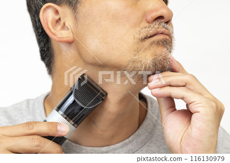 一個男人剃須的手，白色背景 116130979