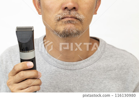 有剃刀的男人，白色背景 116130980