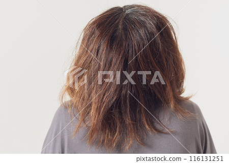 頭髮蓬亂的女人的後視圖 116131251