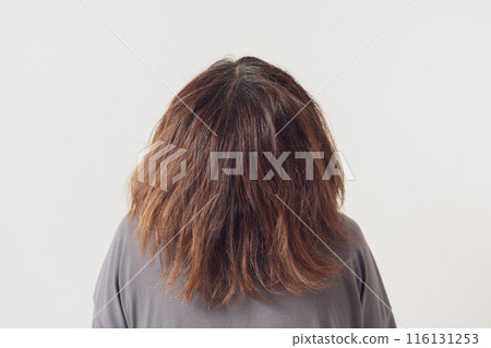 頭髮蓬亂的女人的後視圖 116131253