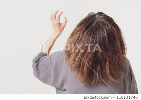 一個女人仰望天空的後視圖 一個女人仰望天空的後視圖 116131740