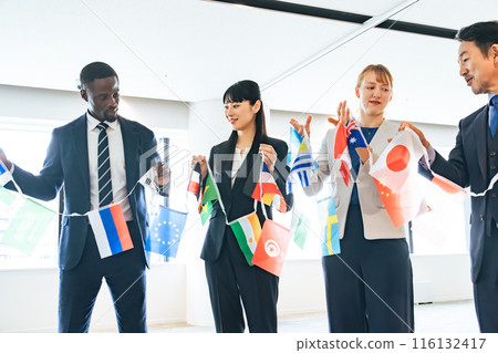 一群跨國商人舉著旗幟排隊 116132417