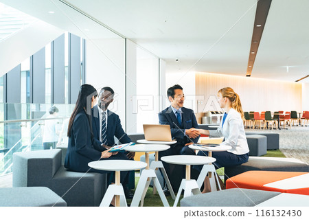 一群跨國商人在大廳握手 116132430