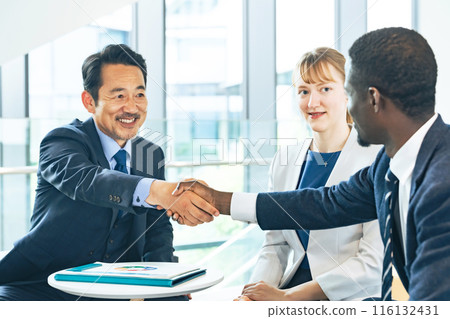 一群跨國商人在大廳握手 116132431