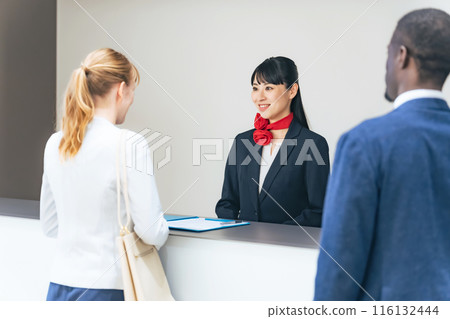 飯店前台跨國人員辦理 116132444