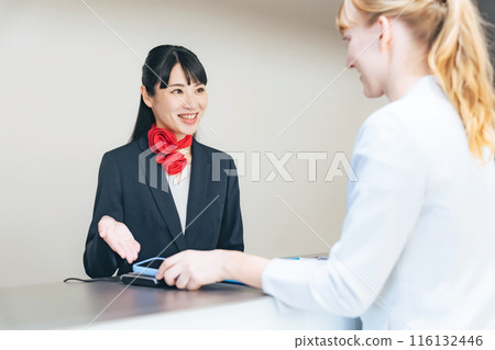 為外國遊客服務的女性工作人員 為外國遊客服務的女性工作人員 116132446