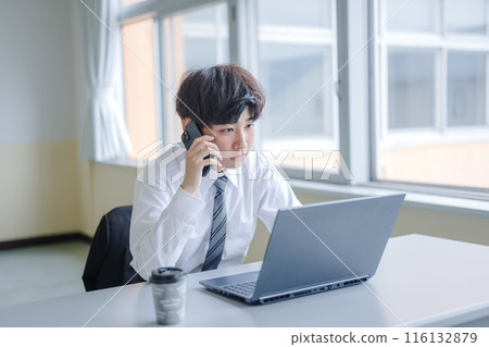 商人一邊打電話一邊看電腦 116132879