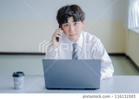 Smartphone, PC and businessman 116132885