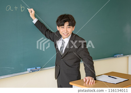 一個西裝革履的男人走上舞台 一個西裝革履的男人走上舞台 116134011