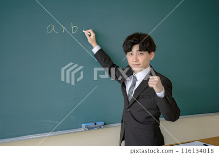 一名西裝筆挺的男子在台上進行解釋 一名西裝筆挺的男子在台上進行解釋 116134018