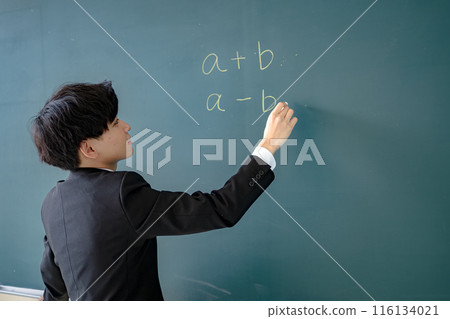 一名西裝筆挺的男子在台上進行解釋 一名西裝筆挺的男子在台上進行解釋 116134021