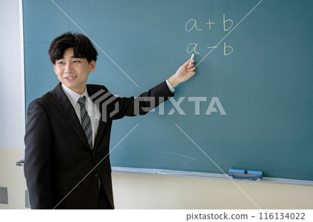 一名西裝筆挺的男子在台上進行解釋 一名西裝筆挺的男子在台上進行解釋 116134022