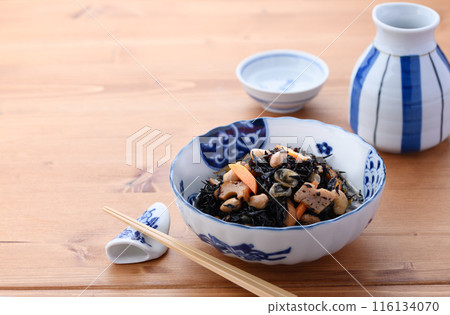 煮羊棲菜和熱日本酒 116134070