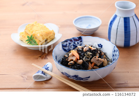 Simmered hijiki and hot sake 116134072