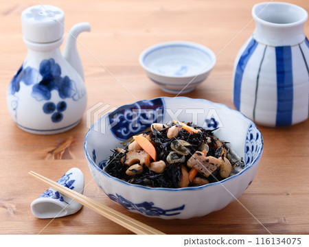 煮羊棲菜和熱日本酒 116134075