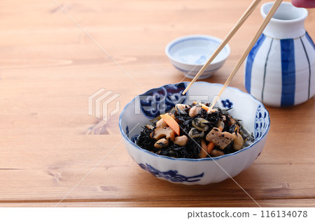 Simmered hijiki and hot sake 116134078