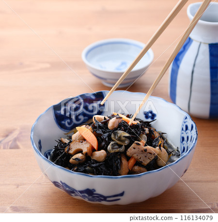 煮羊棲菜和熱日本酒 煮羊棲菜和熱日本酒 116134079