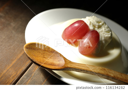 Panna cotta with cream and grapes Panna cotta with cream and grapes 116134282