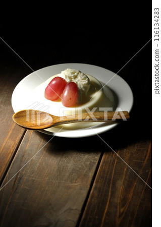 Panna cotta with cream and grapes Panna cotta with cream and grapes 116134283
