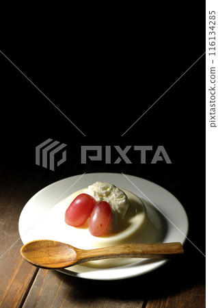 Panna cotta with cream and grapes Panna cotta with cream and grapes 116134285