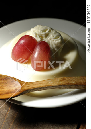 Panna cotta with cream and grapes Panna cotta with cream and grapes 116134292