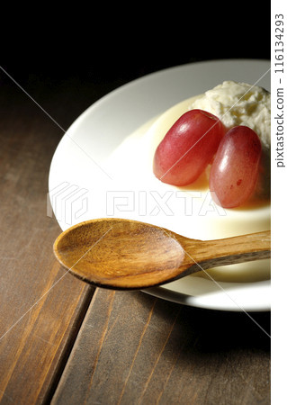 Panna cotta with cream and grapes Panna cotta with cream and grapes 116134293