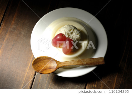 奶油布丁和葡萄 116134295