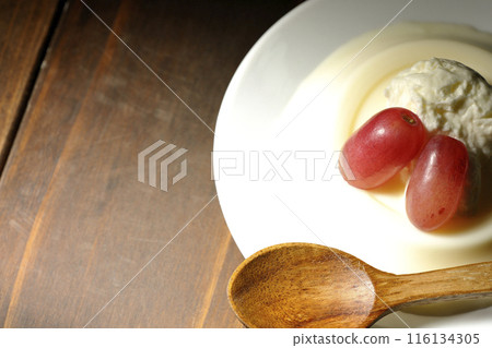 Panna cotta with cream and grapes Panna cotta with cream and grapes 116134305
