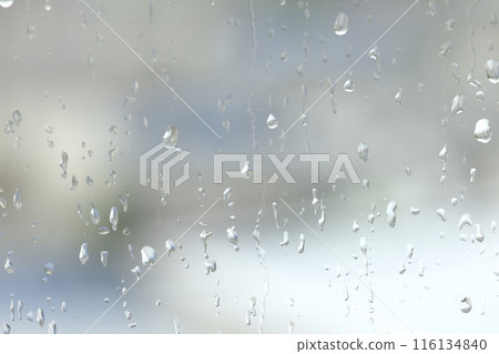 雨滴滴在窗玻璃上 116134840