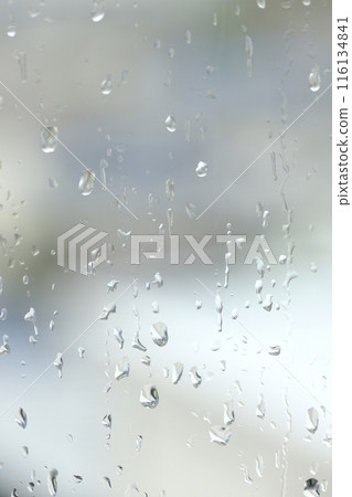 雨滴滴在窗玻璃上 116134841