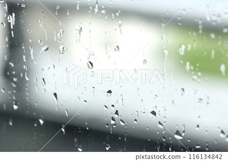 雨滴滴在窗玻璃上 116134842