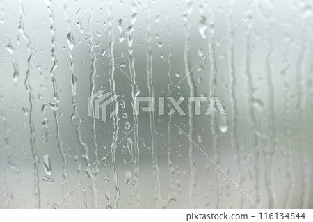 雨滴滴在窗玻璃上 116134844